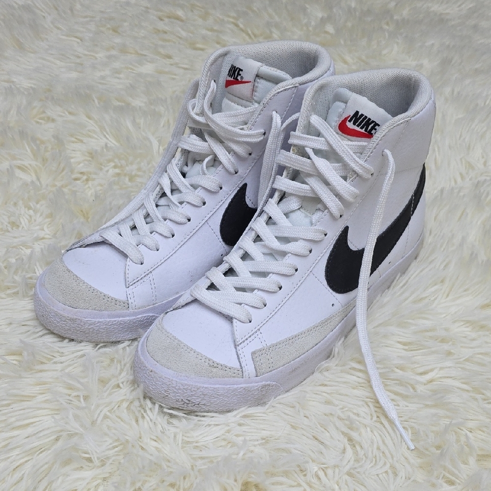 Nike White and Black High-Tops